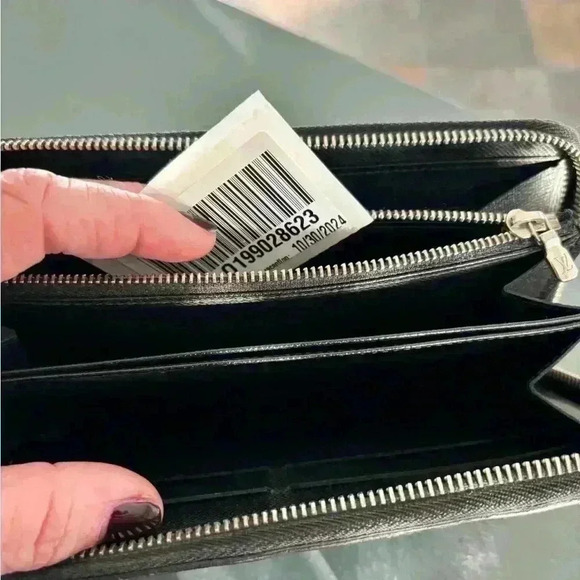 EUC Louis Vuitton Epi Noir zippy wallet full inclusion and new zipper pull - Picture 6 of 14